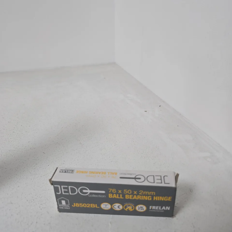 BOX OF APPROXIMATELY 15 ASSORTED HOUSEHOLD ITEMS INCLUDING WICKES DECORATORS CAULK AND BALL BEARING HINGE