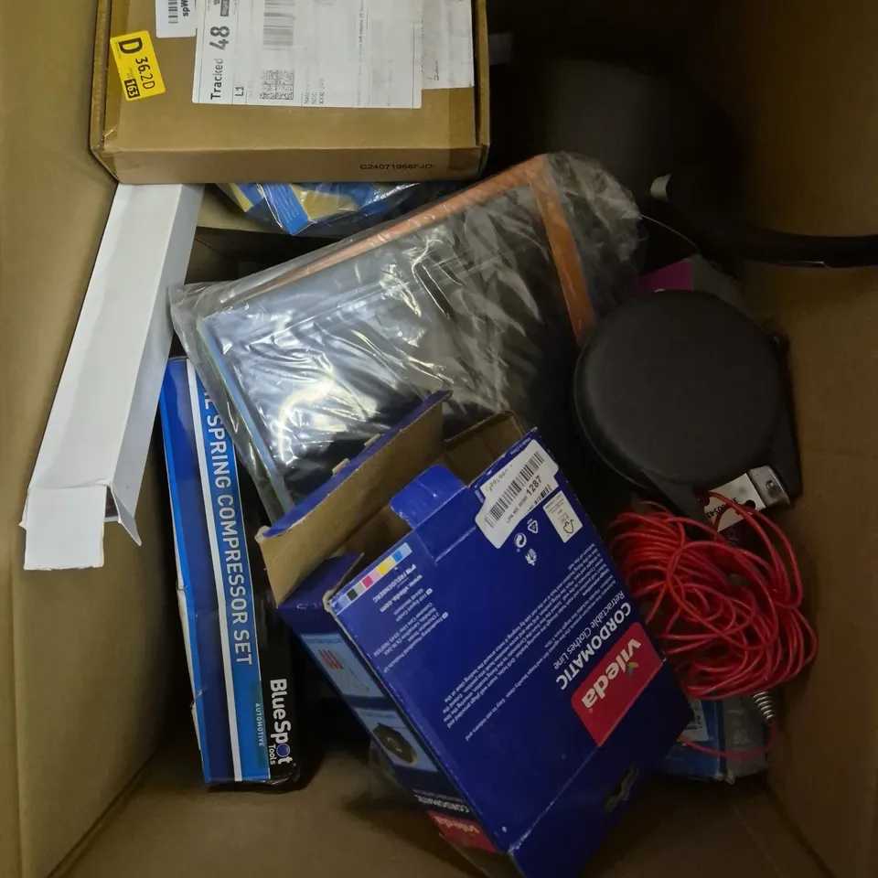 APPROXIMATELY 15 ASSORTED HOUSEHOLD PRODUCTS TO INCLUDE WASHING LINE, SODA STREAM QUICK CONNECT, STUD WALLETS ETC 