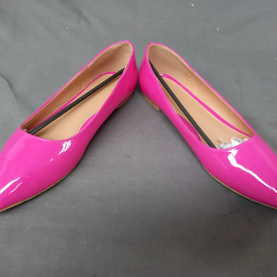 BOXED PAIR OF XY LONDON SLIP-ON SHOES IN PINK UK SIZE 7