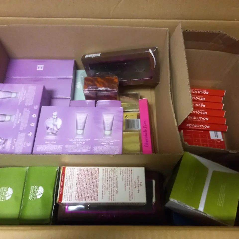 BOX OF APPROX 20 HEALTH AND BEAUTY ITEMS TO INCLUDE - ORIGINS SERUM + MOISTURIZER - REVPOLUTION SFX FACE PAINT - CLARINS ENERGIZING EMILSION ECT 