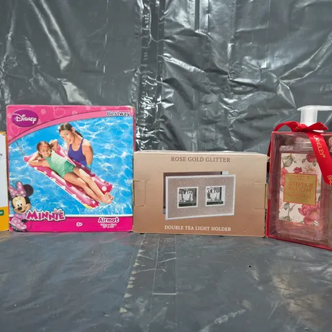 BOX OF APPROXIMATELY 10 ASSORTED HOUSEHOLD ITEMS TO INCLUDE MINNIE AIRMAT, DOUBLE TEA LIGHT HOLDER, ETC - COLLECTION ONLY
