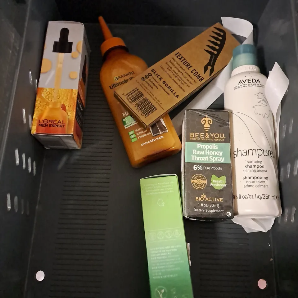 APPROXIMATELY 20 ASSORTED COSMETIC ITEMS TO INCLUDE - KING C GILETTE BEARD, FACE & HAIR WASH - AESOP BODY CLEANSING SLAB - ELF HOLY HYDRATION FACE CREAM - ETC