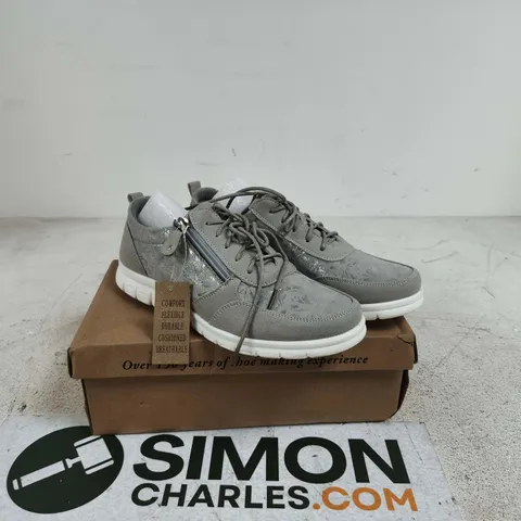 CUSHION WALK TERI SILVER TRAINERS SIZE 6 BOXED