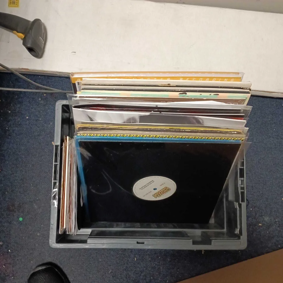 BOX OF APPROXIMATELY 25 ASSORTED VINYLS INCLUDING:70S HITS AND IN BETWEEN