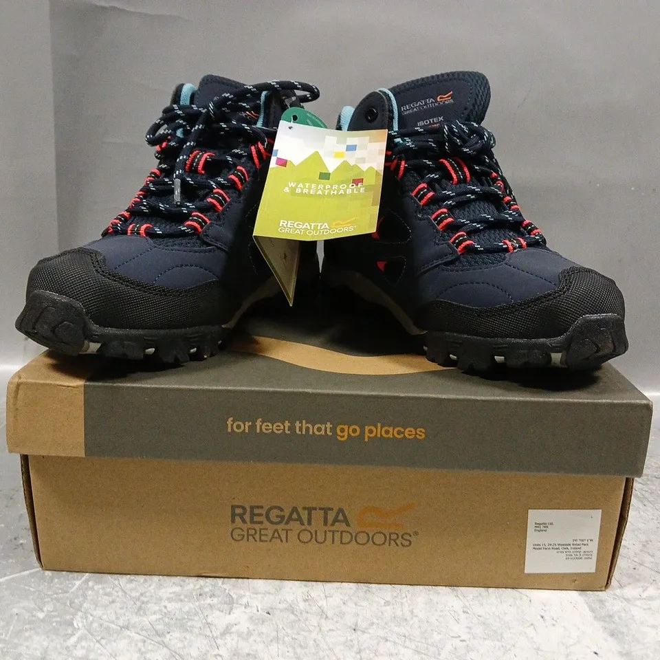 BOXED PAIR OF REGATTA KID'S HOLCOMBE SHOES IN NAVY/BLACK/RED SIZE UK 4