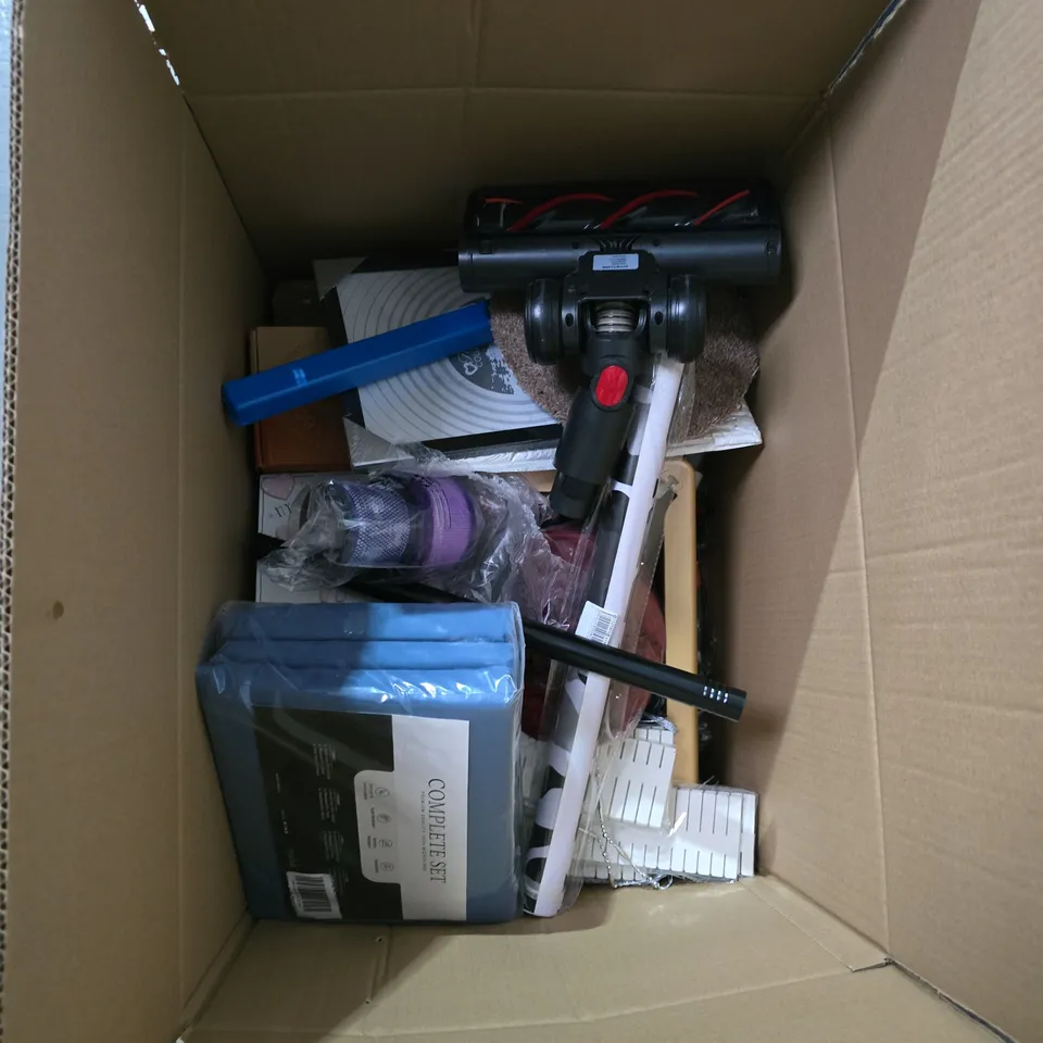 APPPROXIMATELY 30 ITEMS INCLUDING A SKY BOX BEDDING AND 10 SHEETS OF LAMINATE FLOOR COVERING PLUS VARIOUS HOUSEHOLD ITEMS .