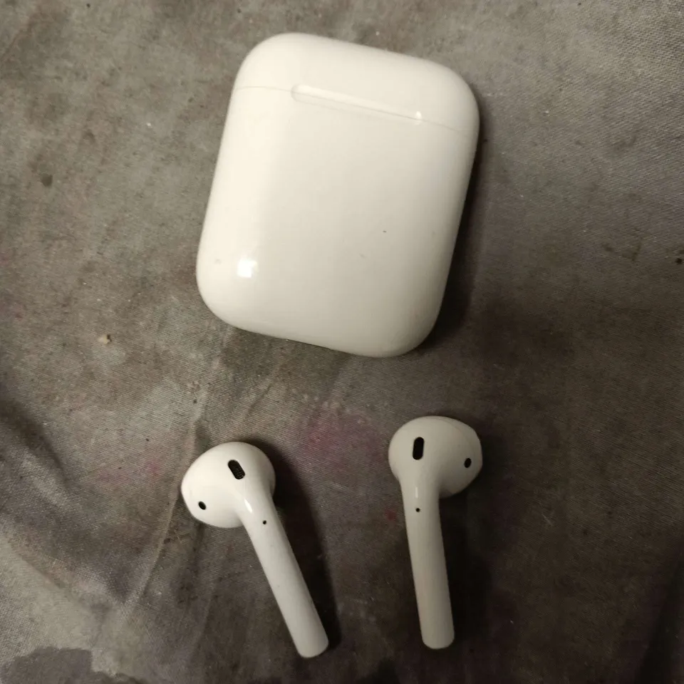 APPLE AIRPODS WIRELESS EARPHONES