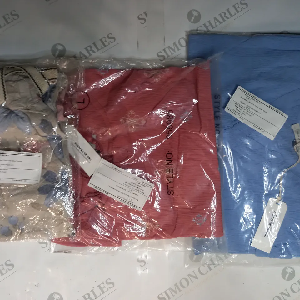 APPROXIMATELY 10 ASSORTED CLOTHING ITEMS IN VARIOUS STYLES AND SIZES TO INCLUDE MAISON, MUDFLOWER, ETC