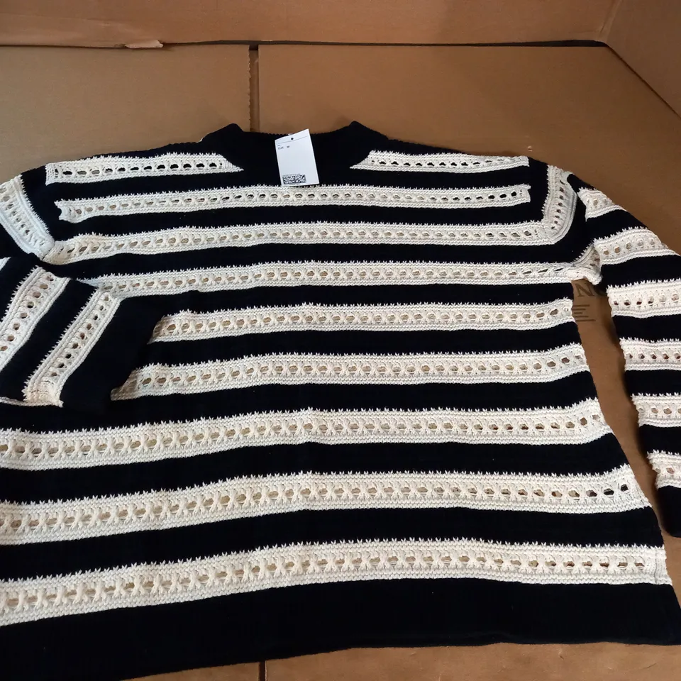H&M KNITTED BLACK/WHITE STRIPE JUMPER - EUR M