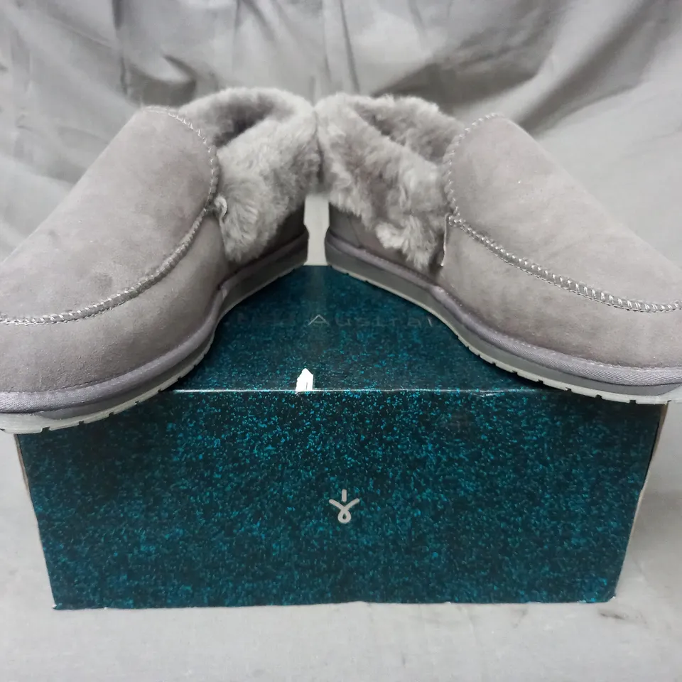 BOXED PAIR OF EMU AUSTRALIA SLIPPERS IN CHARCOAL SIZE 11