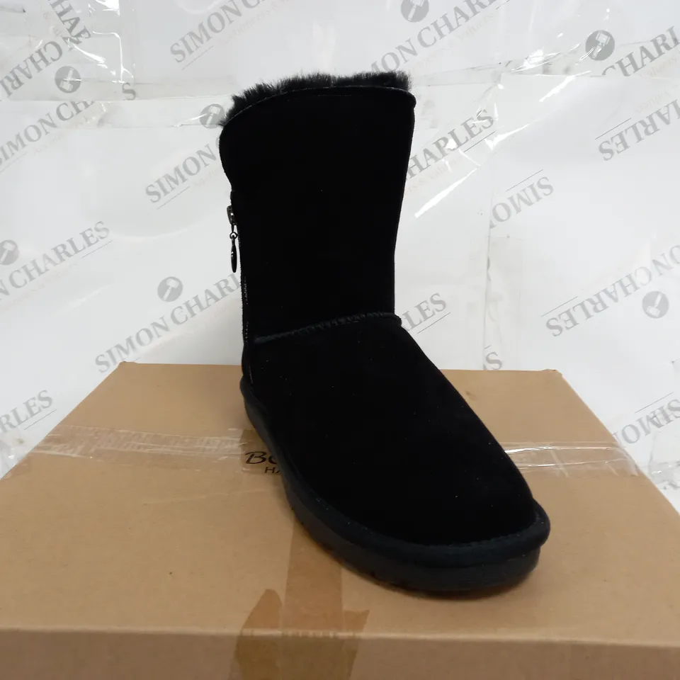 BOXED BONOVA SHEEPSKIN SIDE ZIP MID BOOTS, BLACK - SIZE 6