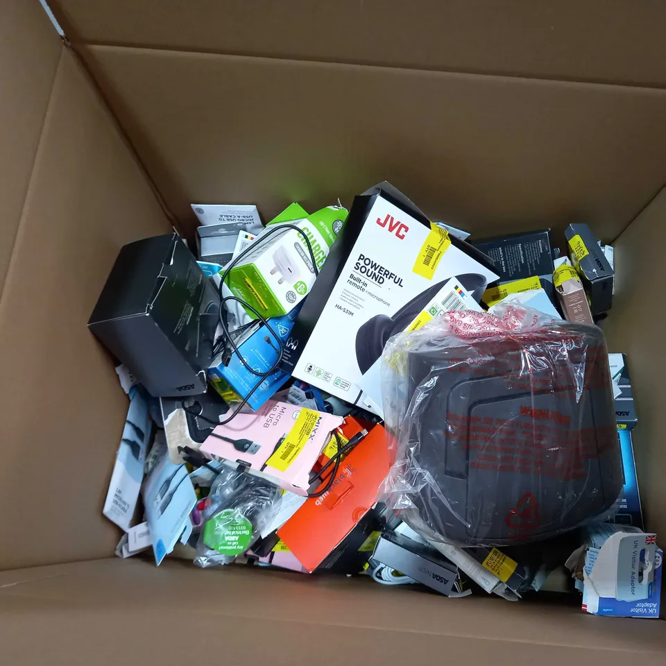 BOX OF APPROXIMATELY 35 ASSORTED ITEMS TO INCLUDE A HOME SECURITY WI-FI CAMERA, BLUETOOTH QI CHARGING ALARM CLOCK, A BLUETOOTH SPEAKER AND A DASHCHARGE 