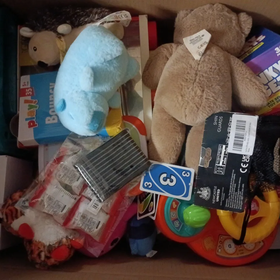 APPROXIMATELY 20 ASSORTED TOYS, GAMES, GIFTS AND NOVELTIES TO INCLUDE FUNNY FIDGETS, BOUNCY BALLS, NEWCASTLE UNITED SHIN GUARDS, ETC - COLLECTION ONLY