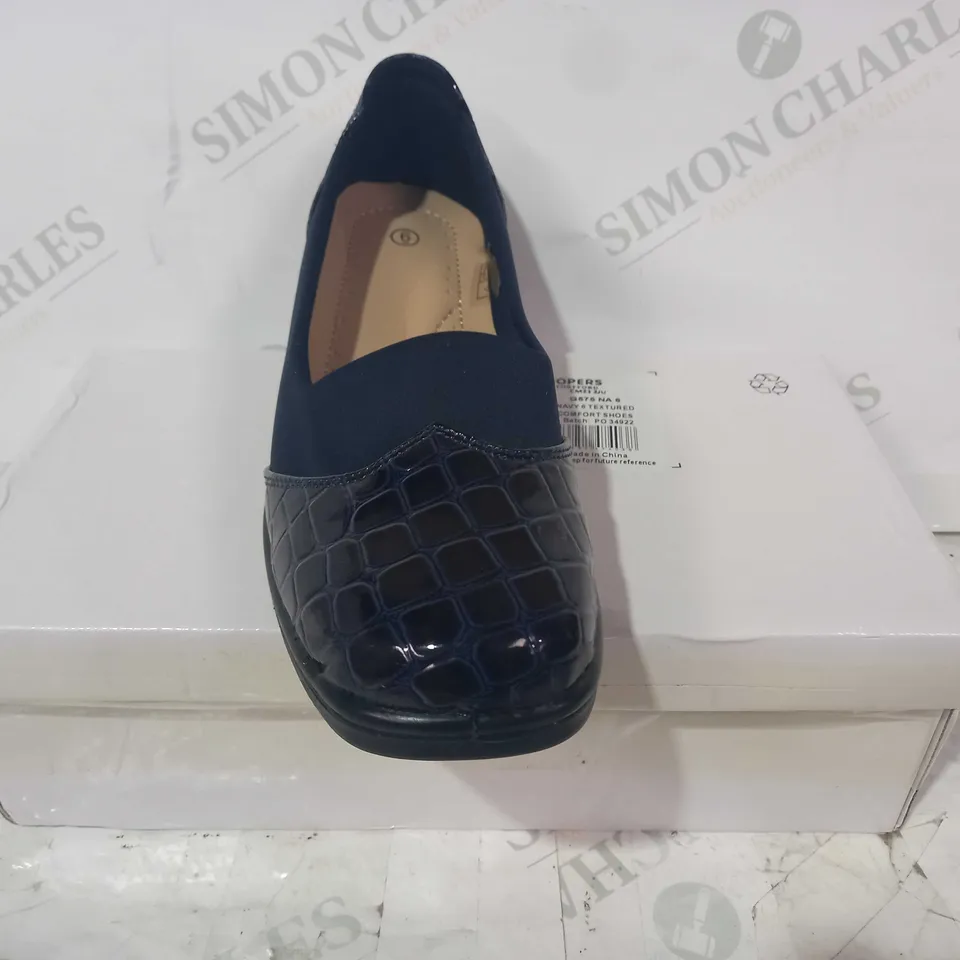 BOXED PAIR OF DESIGNER TEXTURED SLIP-ON COMFORT SHOES IN NAVY SIZE 6