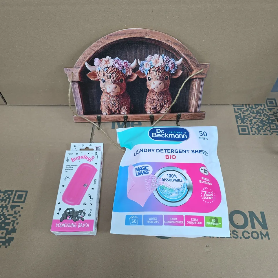 APPROXIMATELY 15 ASSORTED HOUSEHOLD PRODUCTS TO INCLUDE HIGHLAND COW COAT RACK, DESHEDDING BRUSH, LAUNDRY DETERGENT SHEETS