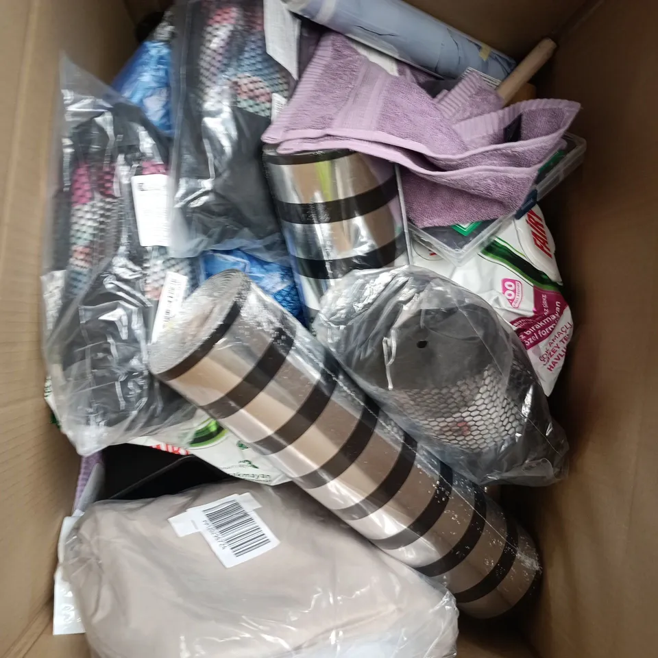 BOX OF APPROXIMATELY 15 ASSORTED HOUSEHOLD ITEMS