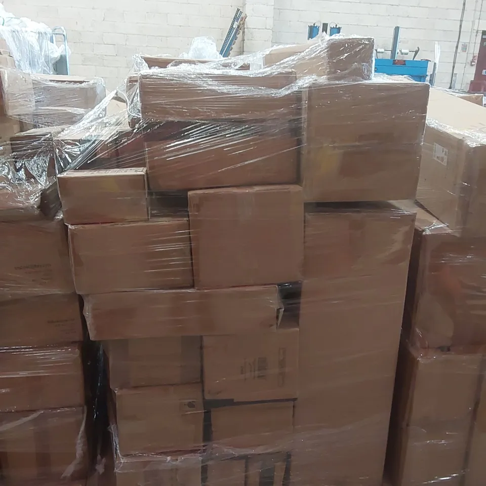 PALLET CONTAINING A VERY LARGE QUANTITY OF ASSORTED LIGHTING ITEMS