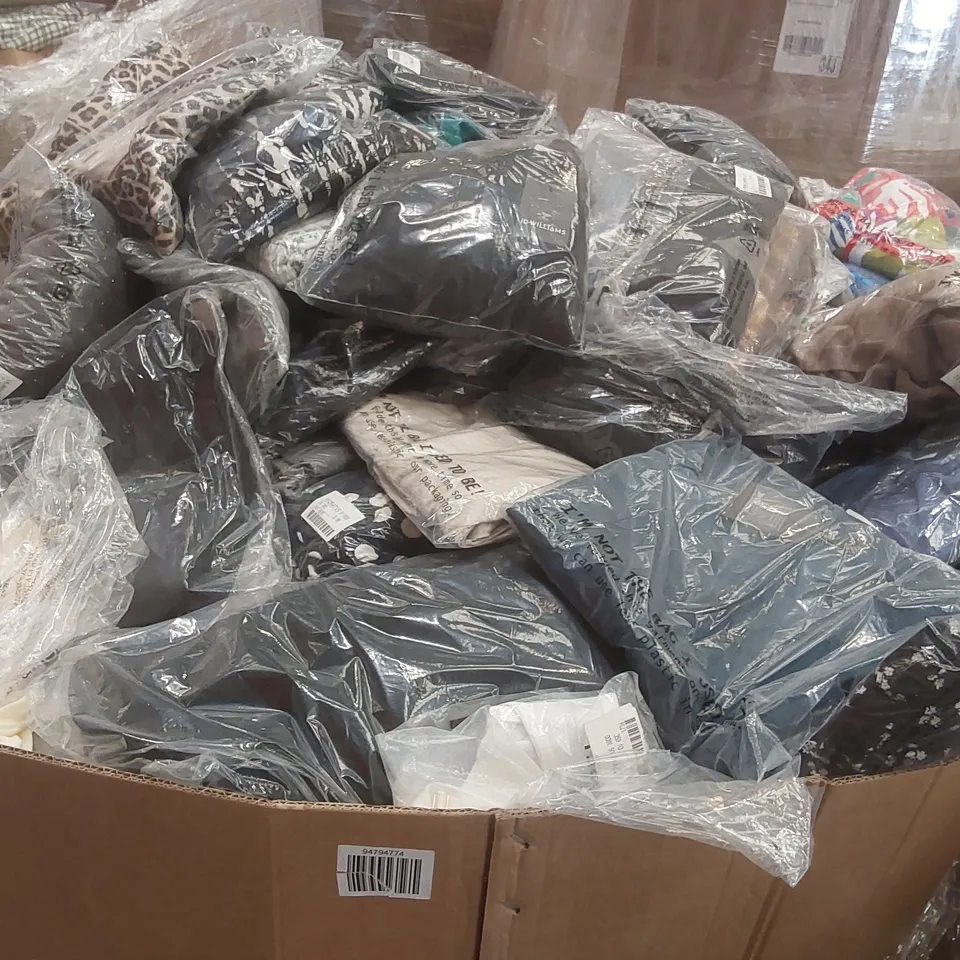 PALLET CONTAINING APPROXIMATELY 600x BRAND NEW ASSORTED DESIGNER CLOTHING ITEMS