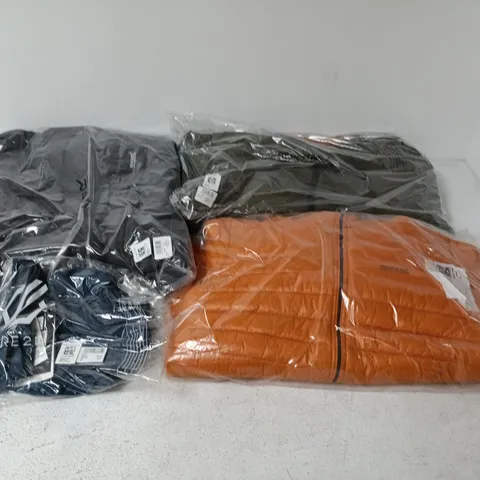 APPROXIMATELY 11 ASSORTED REGATTA/DARE2B CLOTHING ITEMS IN VARIOUS SIZES, STYLES & COLOURS TO INCLUDE BOLD SHORTS, HURDEN JACKET, MARIZION JACKET, ETC
