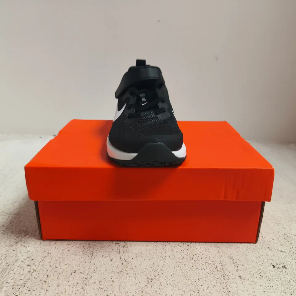 BOXED PAIR OF NIKE REVOLUTION 6 TRAINERS IN BLACK/WHITE SIZE UK KID'S 10