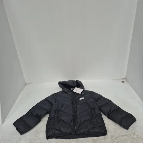 NIKE THERMA-FIT KIDS PADDED JACKET – BLACK/WHITE (HQ4976-010)