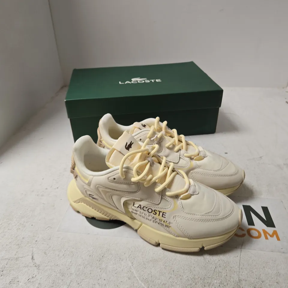 LACOSTE L003 NEO 125 3 SMA SNEAKERS – OFF-WHITE/TAN TEXTILE, UK 9.5 (EU 44)