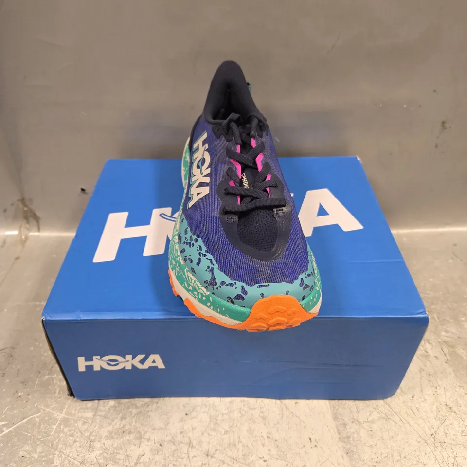 BOXED PAIR HOKA SPEEDGOAT 6 WIDE TRAINERS - 6.5