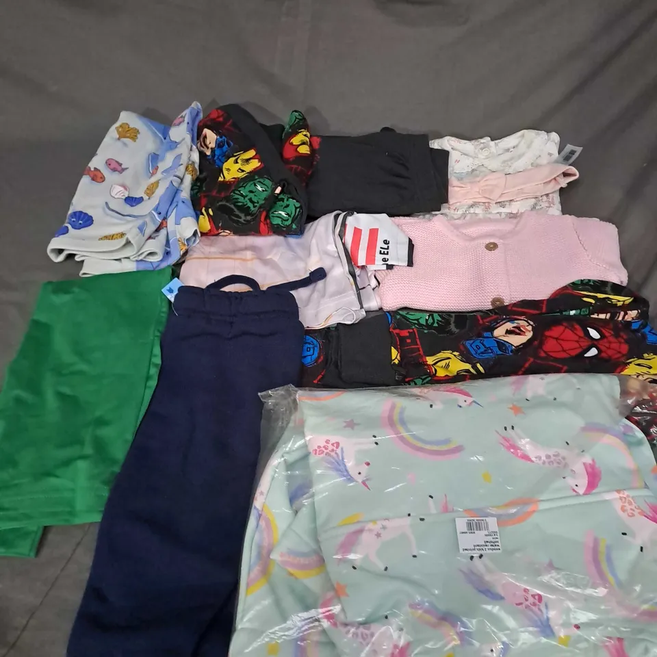 BOX OF ASSORTED CHILDRENS CLOTHING VARYING IN SIZE/COLOUR/STYLE TO INCLUDE:  TOPS, VESTS, JUMPERS