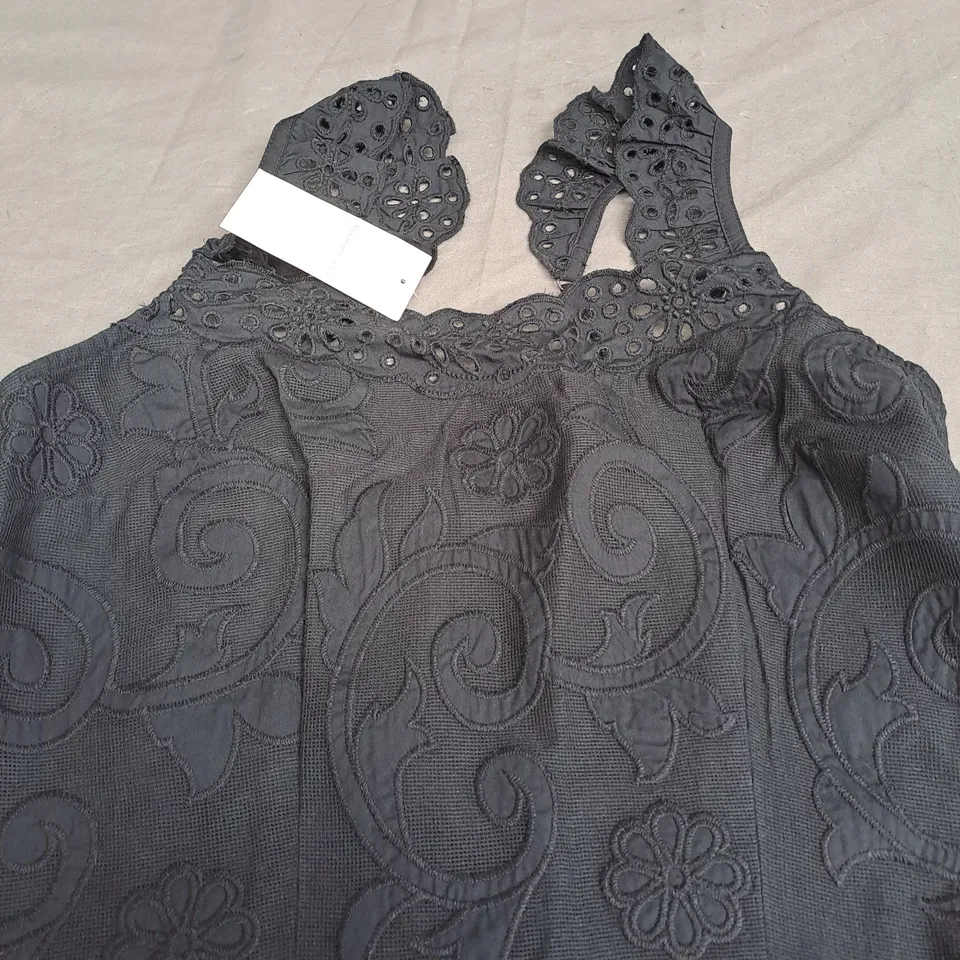 AMBERCROMBIE & FITCH BLACK CROPPED TOP - MEDIUM