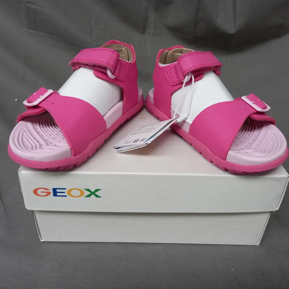 BOXED PAIR OF GEOX KIDS OPEN TOE SANDALS IN PINK UK SIZE 10