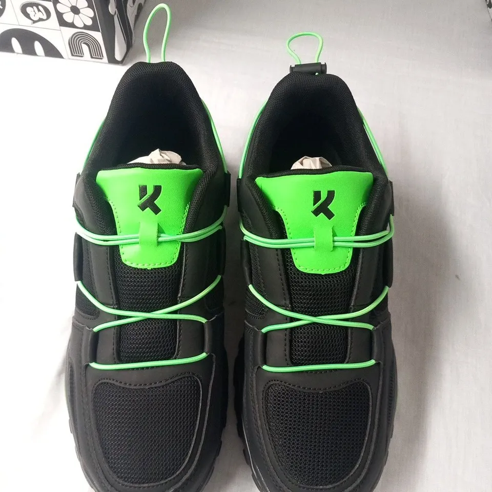 BRAND NEW BOXED PAIR OF KOI ROMAINE GREEN MEN'S VECTOR TRAINERS SIZE 8