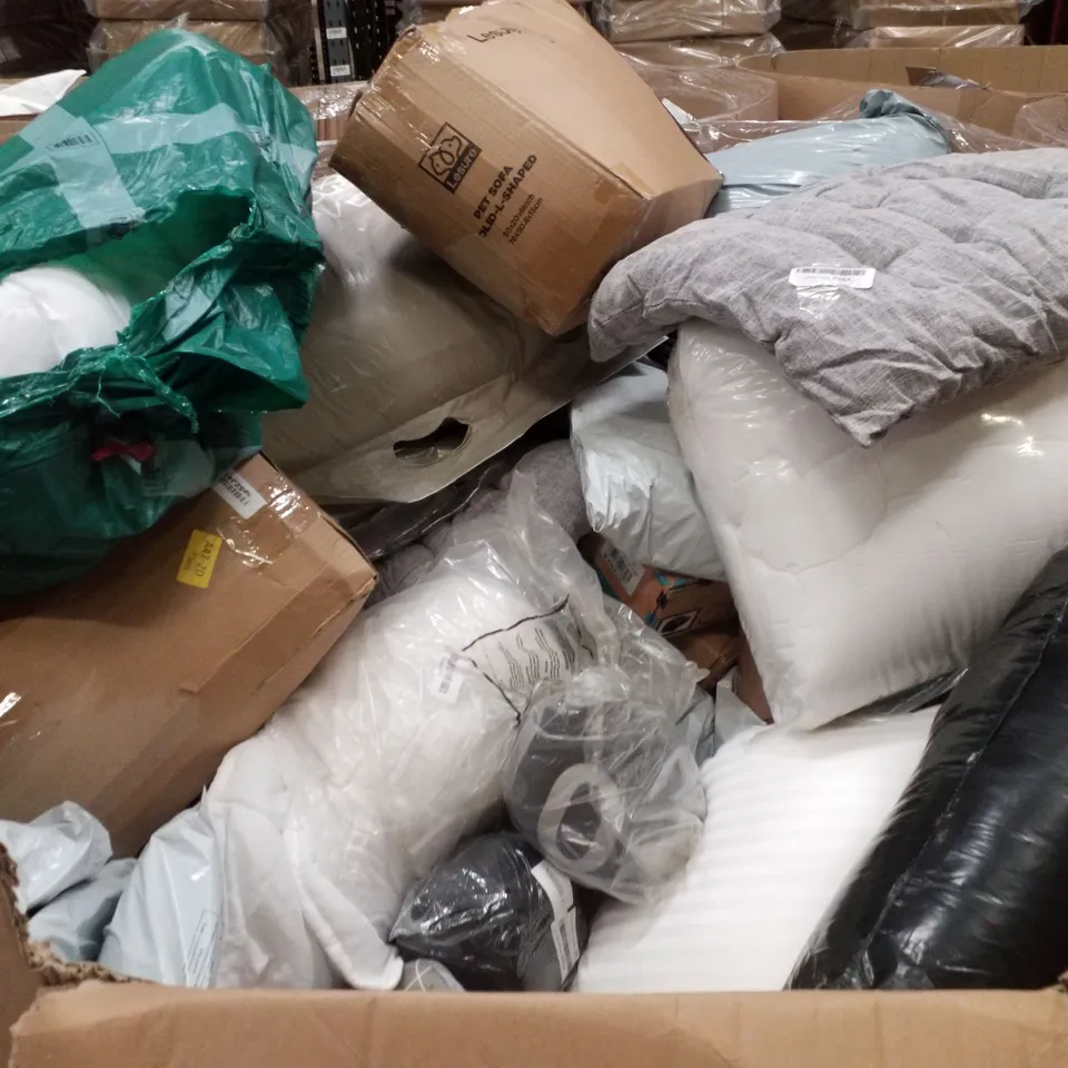 PALLET CONTAINING ASSORTED PILLOWS & CUSHIONS