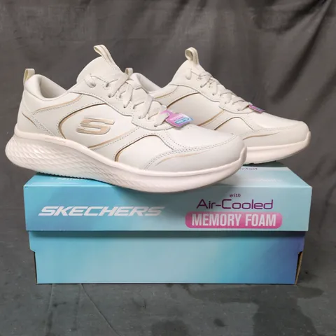 BOXED PAIR OF SKECHERS TRAINERS IN CREAM SIZE 6