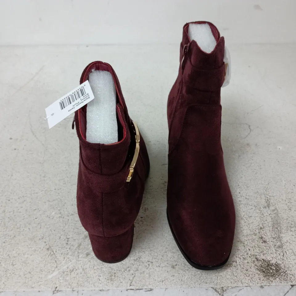 BOXED PAIR OF SHOES BY EMMA ZELDA BOOTS IN PLUM - UK 7