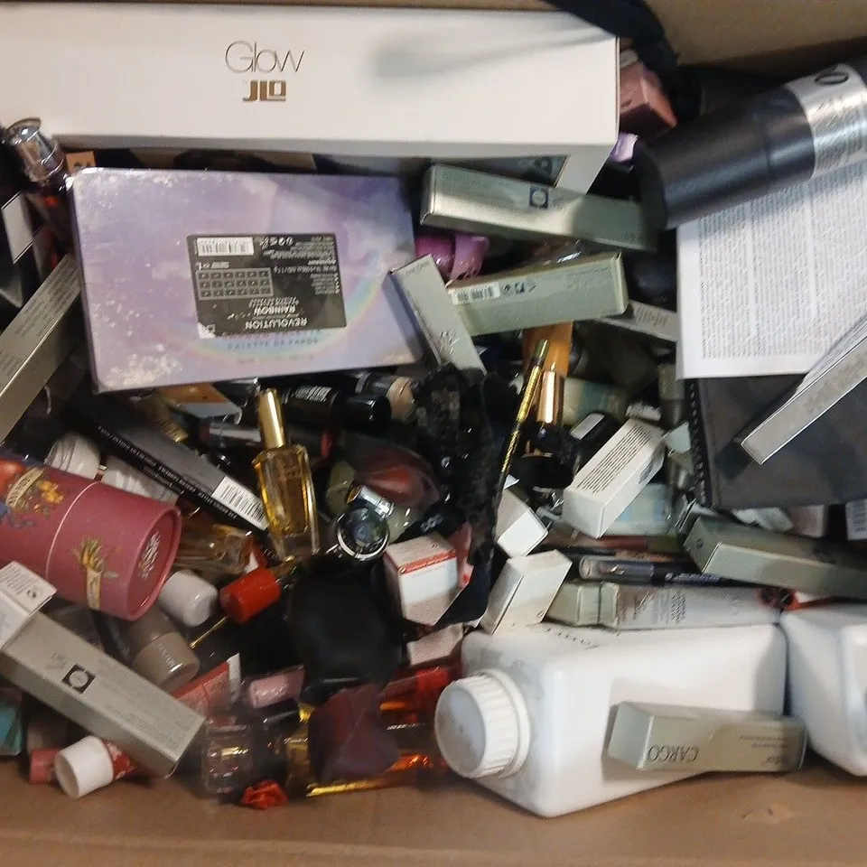 LARGE BOX OF APPROX 20 ASSORTED COSMETIC ITEMS TO INCLUDE CLARINS , GIVENCHY ANF MOLTON BROWN