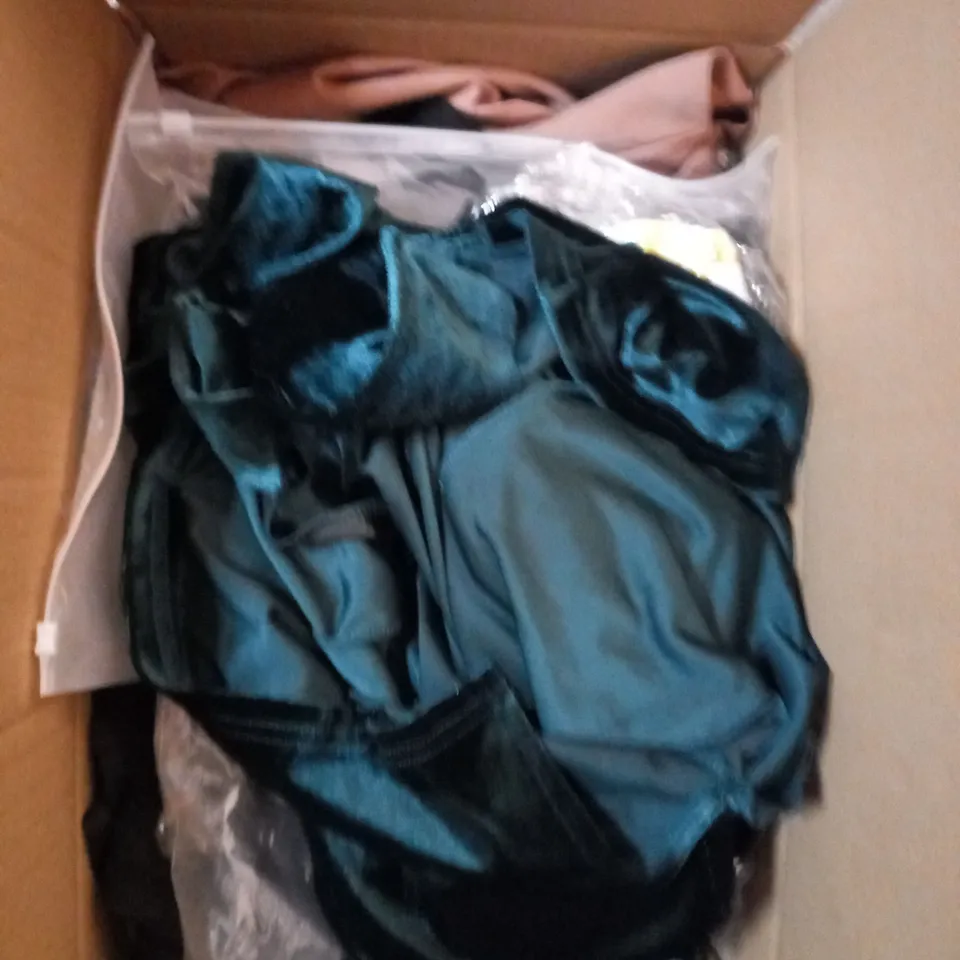 LOT OF ASSORTED CLOTHING ITEMS AND ACCESSORIES TO INCLUDE; T-SHIRTS, JUMPERS ETC