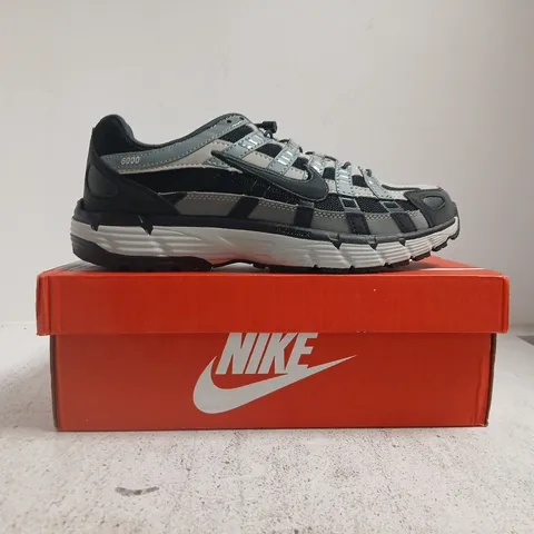 BOXED PAIR OF NIKE P-6000 TRAINERS IN BLACK/GREY SIZE UK 9