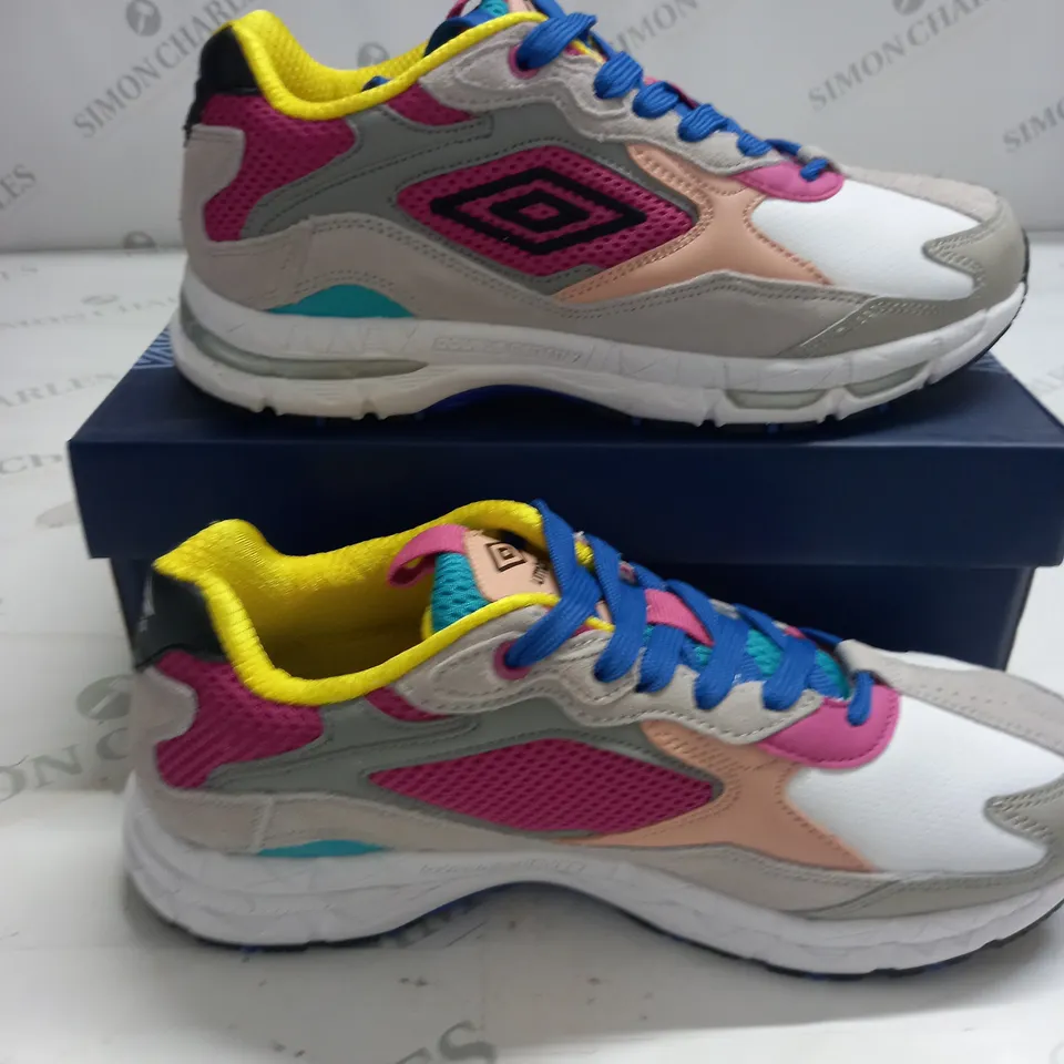 BOXED UMBRO D JOGGER TRAINERS IN WHITE/GREY - 5