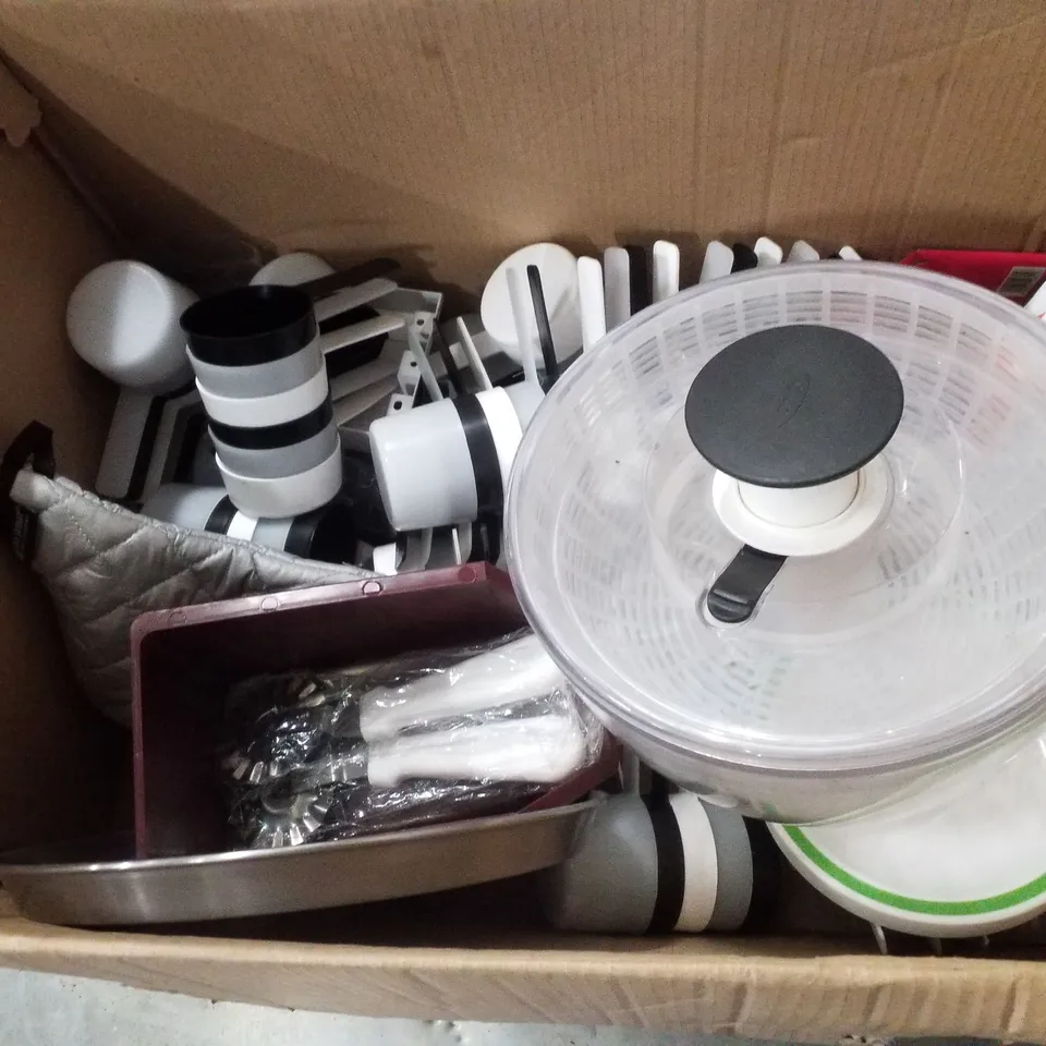 PALLET CONTAINING ASSORTED CATERING EQUIPMENT INCLUDING MEASURING CUPS, SALAD SPINNER, PUMPKIN MOULDS & WALL SHELVES