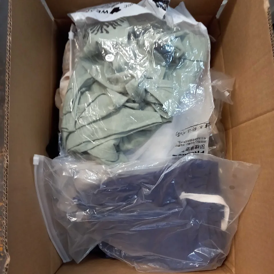 LOT OF ASSORTED CLOTHING AND ACCESSORIES TO INCLUDE; T-SHIRTS, JUMPERS ETC