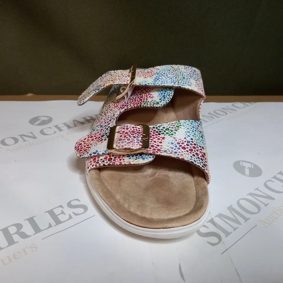 BOXED PAIR OF CUSHION WALK WHITE SANDALS - SIZE 6