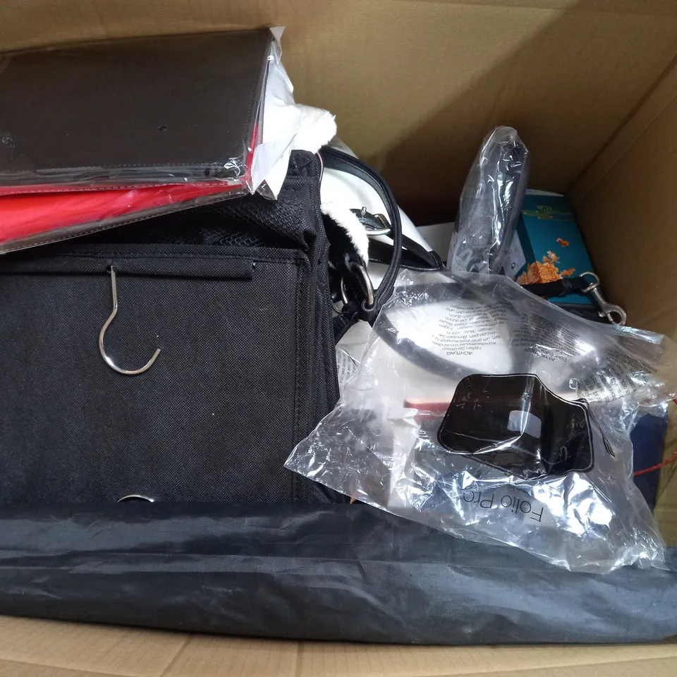 BOX OF APPROXIMATELY 10 ASSORTED ITEMS TO INCLUDE - CASCADE WATER PUMP - DRINK WATER BOTTLE - DOG EAR DEFENDERS ECT