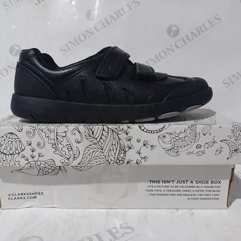 BOXED PAIR OF CLARKS REX STRIDE KIDS SHOES IN BLACK UK SIZE 2.5