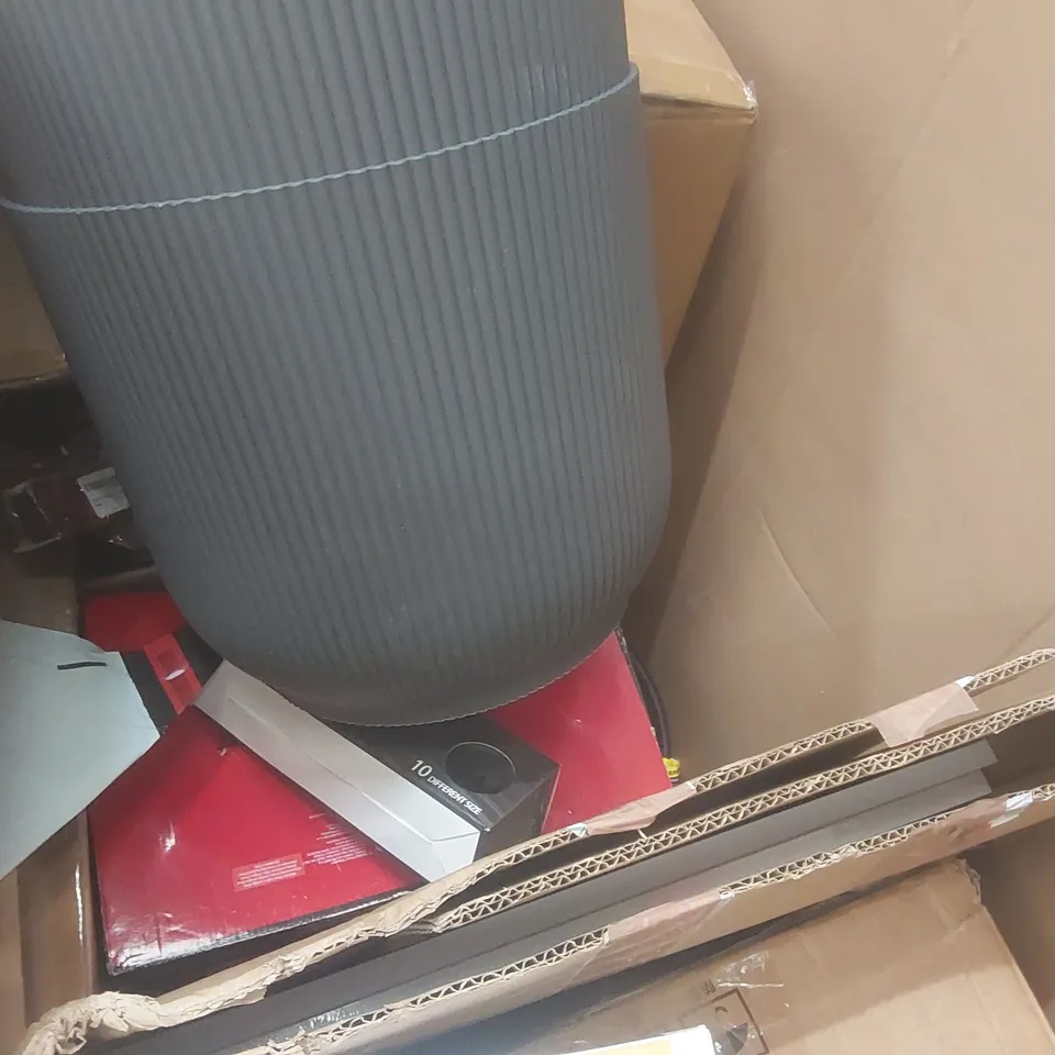 PALLET CONTAINING A LARGE QUANTITY OF ASSORTED ITEMS INCLUDING: TOKVON MIRROR CABINET, FOOTBALL BATTLE TOY, LARGE PLANTERS ECT