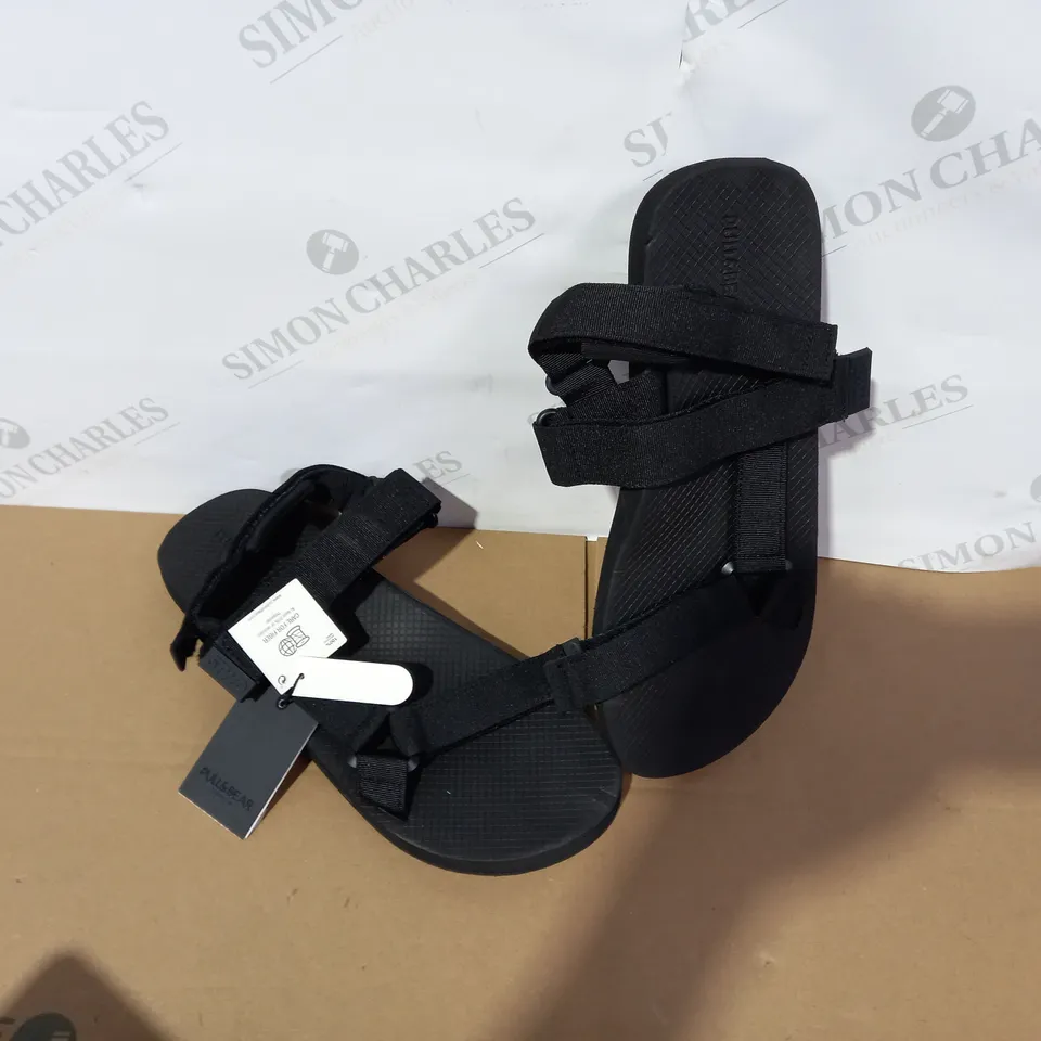 PAIR OF PULL&BEAR BLACK SANDALS SIZE 45