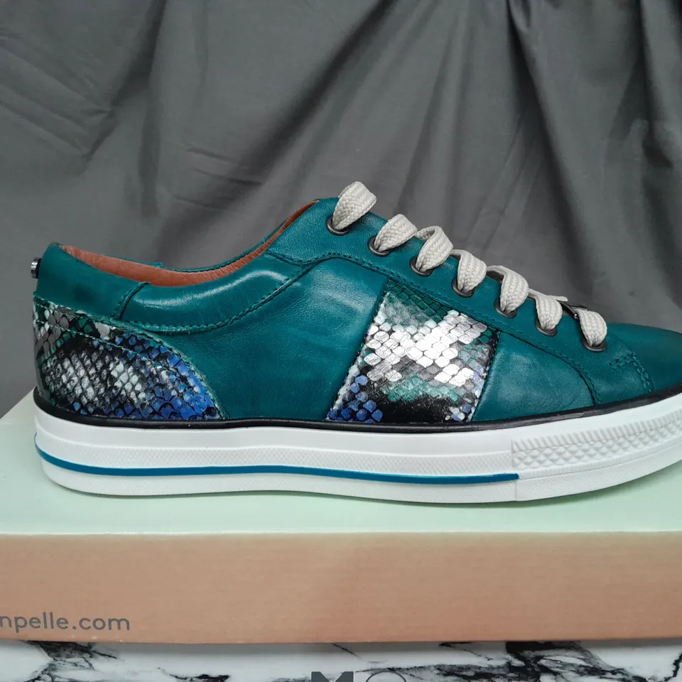 BOXED PAIR OF MODA IN PELLE ASTRIPE TEAL LEATHER TRAINERS - SIZE 6