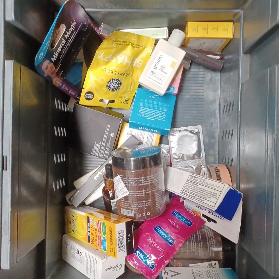 APPROXIMATELY 20 ASSORTED COSMETIC PRODUCTS TO INCLUDE GRUUM HAIR AND BODY WASH, VITAMIN BABE SETTING POWDER AND ORAL B TOOTHPASTE