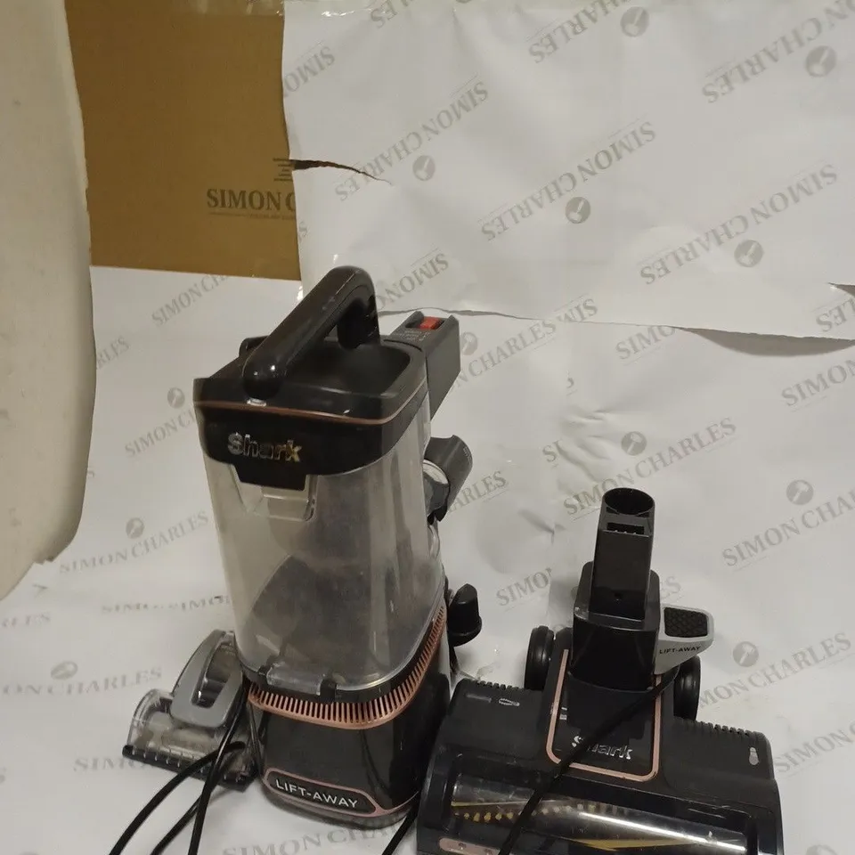 OUTLET SHARK ANTI HAIR WRAP UPRIGHT PET-HAIR VACUUM