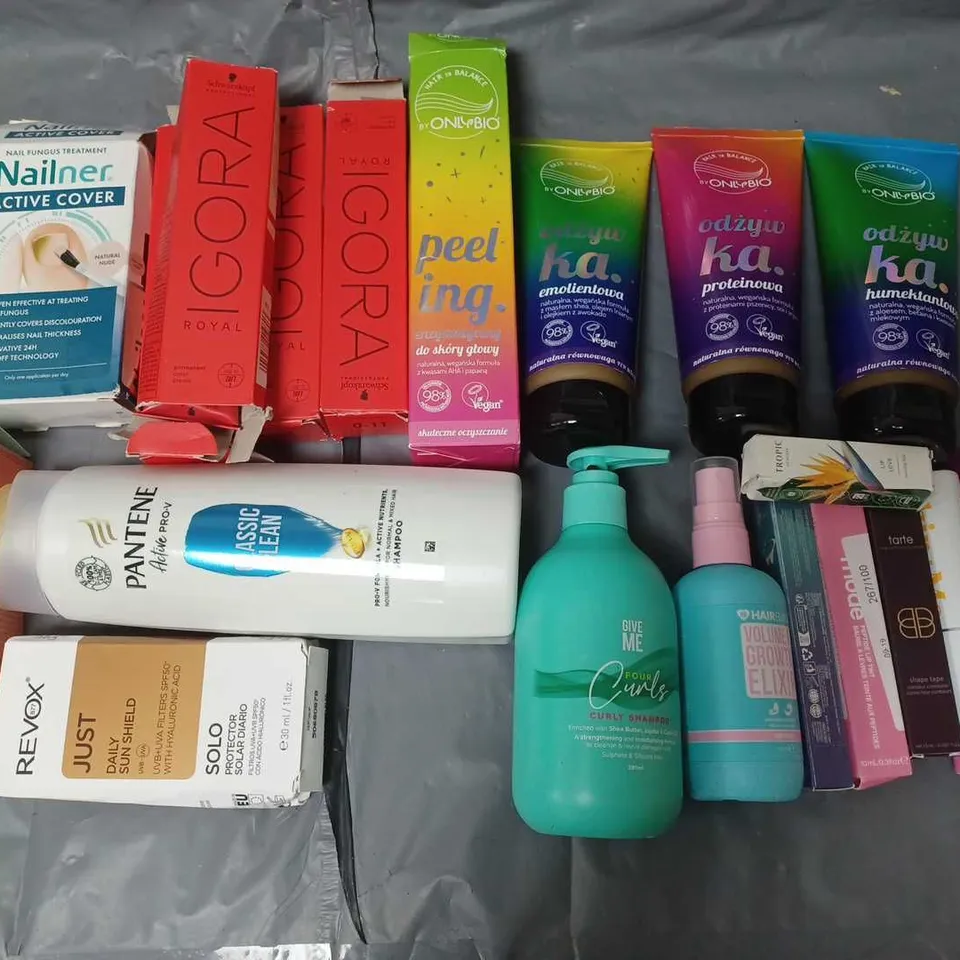 LOT OF APPROXIMATELY 25 ASSORTED HEALTH AND BEAUTY ITEMS TO INCLUDE CURLY SHAMPOO, IGORA COLOUR CREAM AND REVOX DAILY SUN SHIELD