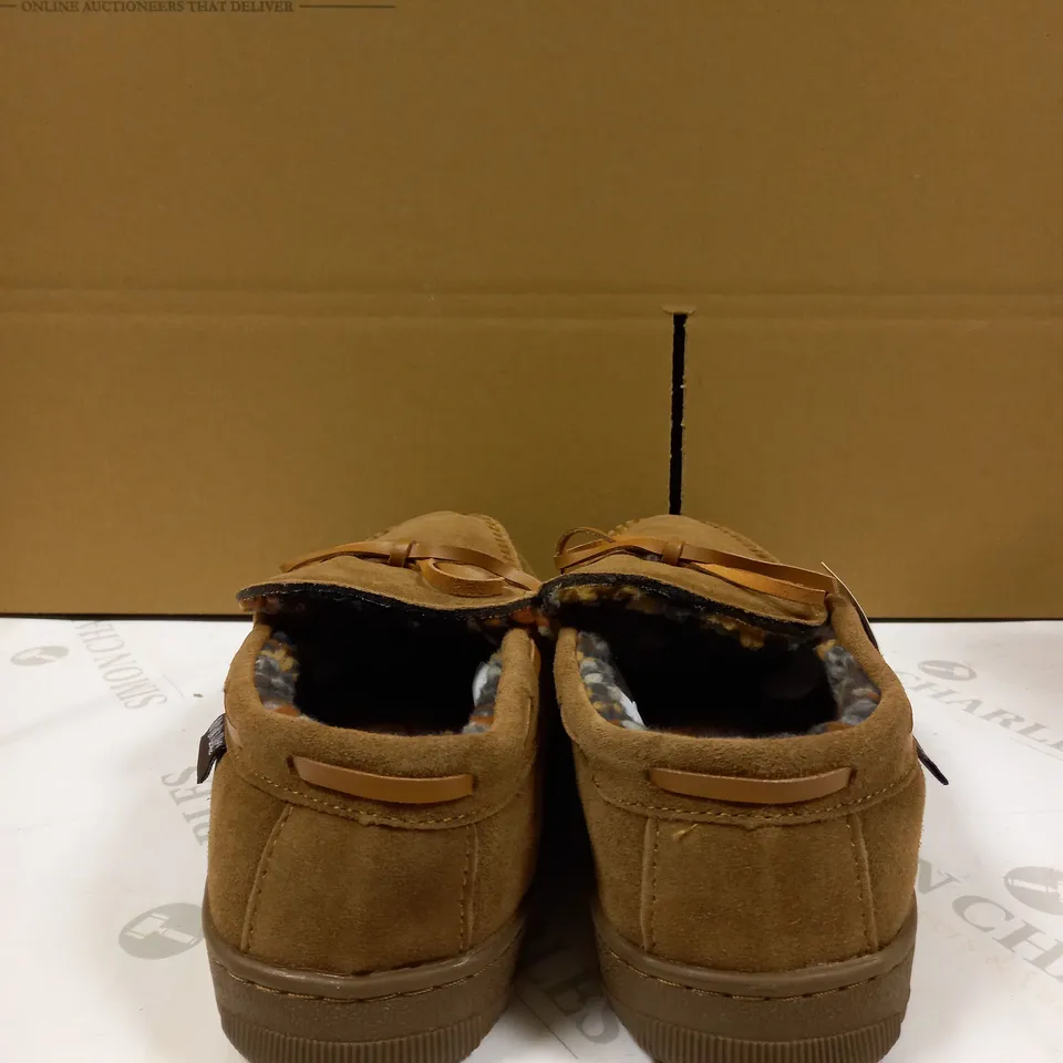 MUK LUKS MENS TAN SLIP ON SHOES - SIZE 10.5/11